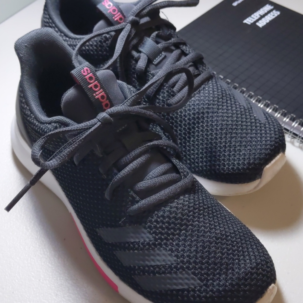 Tennis shoes